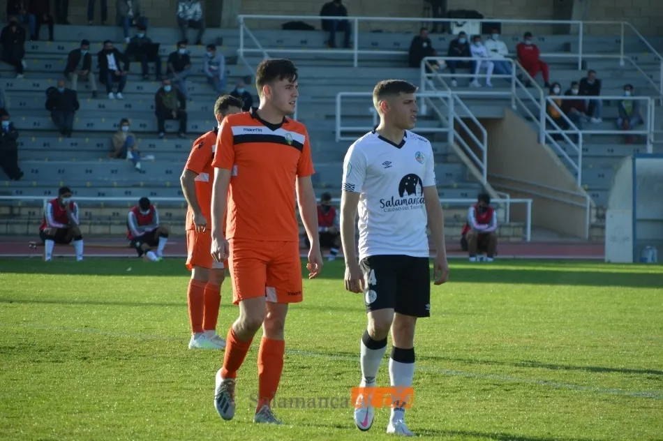 El uruguayo Nico López, con un defensor de La Virgen la pasada semana / Carlos Cuervo