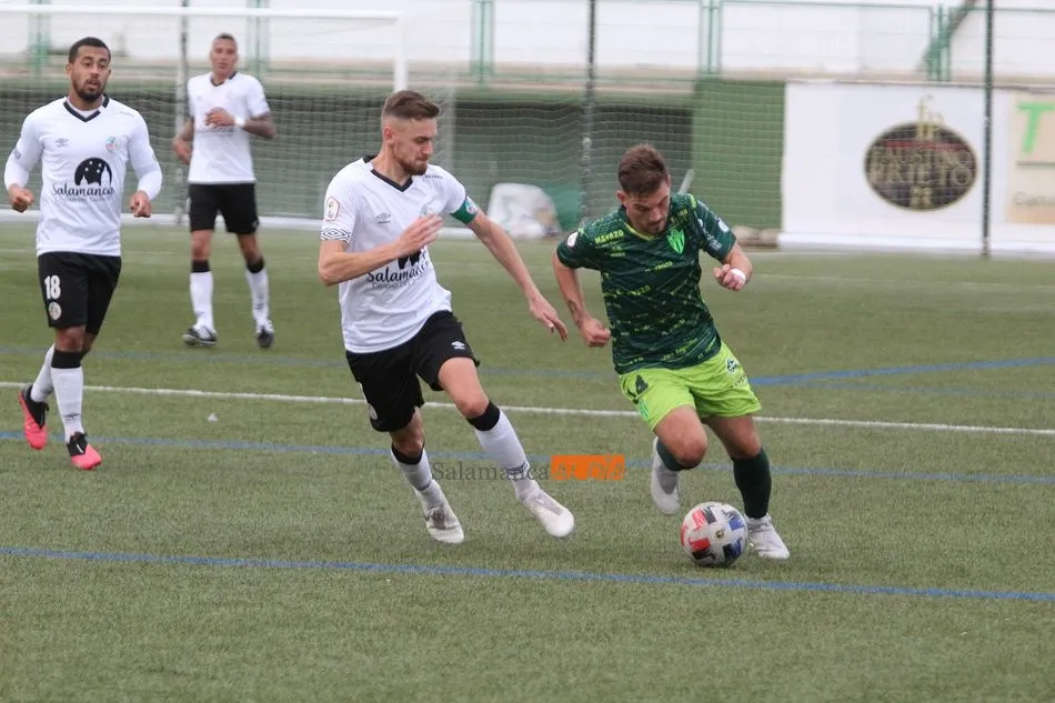 Abraham Pozo inicia una arrancada ante Sergio Molina en el derbi