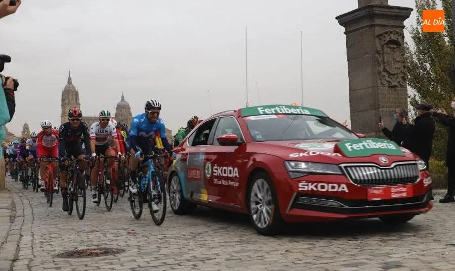 Paso del pelotón por el Puente Romano para salir de Salamanca. Foto de Lydia González