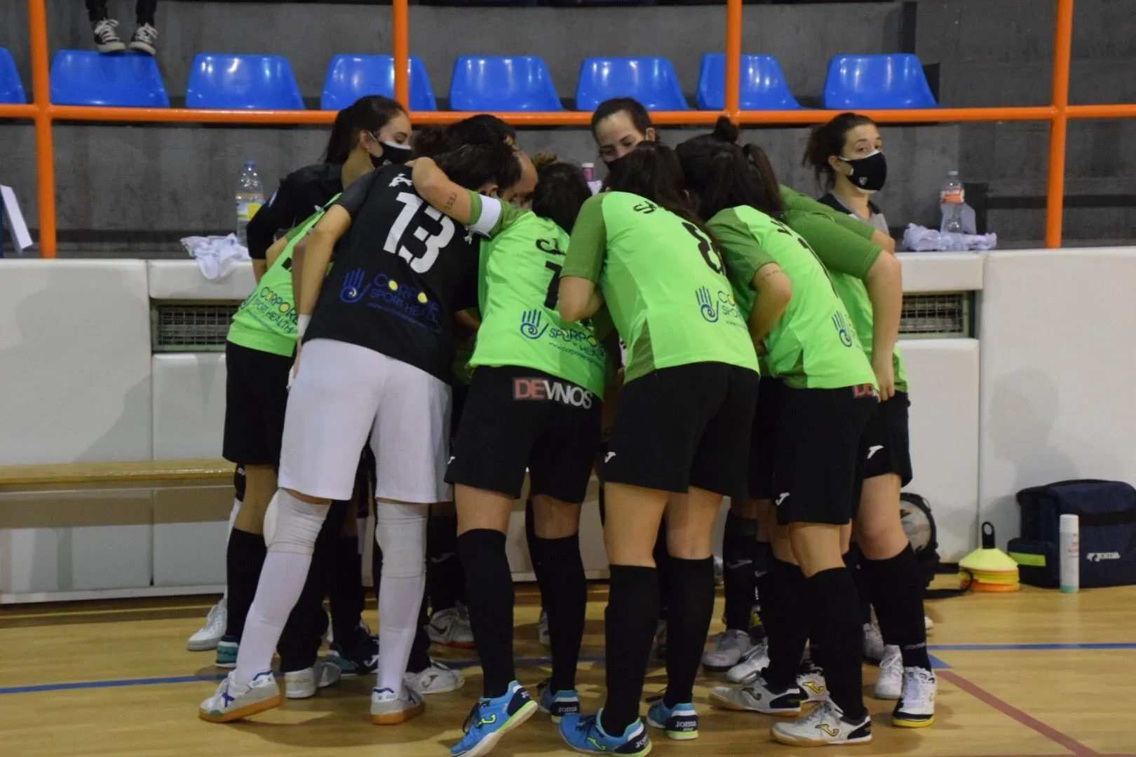 Piña de las jugadoras del Intersala