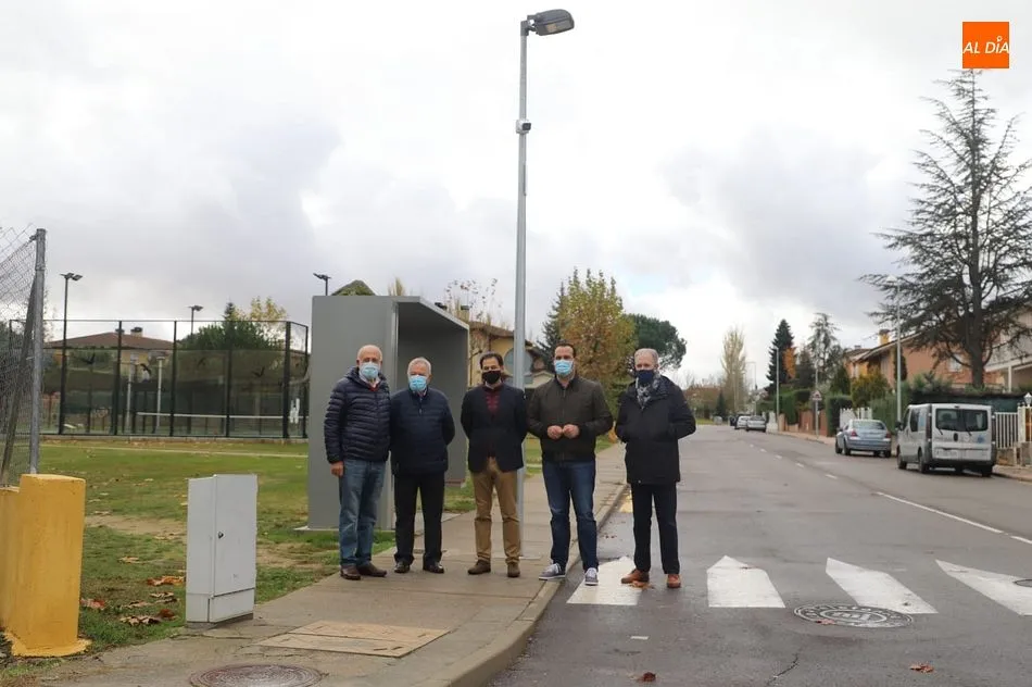 Representantes del Ayuntamiento de Santa Marta junto a una de las nuevas cámaras de tráfico - Lydia González