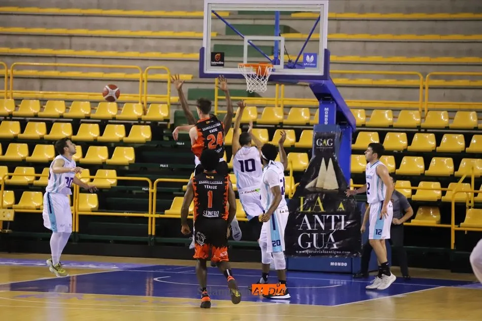 Sandro Gacic realiza un pase a un compañero que está abierto frente a la oposición de varios rivales / Lydia González