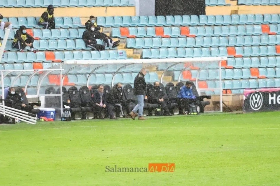 Carlos María, durante el partido y bajo la intensa lluvia