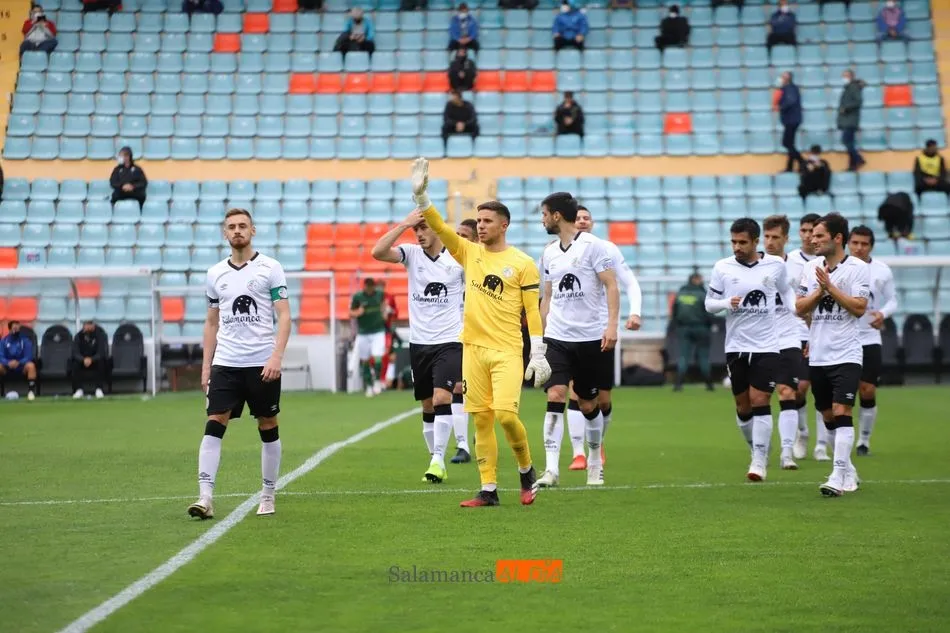 El Salamanca UDS saluda a su afición a la salida de vestuarios / Lydia González