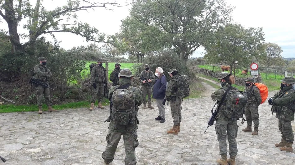 El alcalde de Saldeana, Juan Ruiz, saludaba a la Compañia del Cuartel General del Mando de Ingenieros