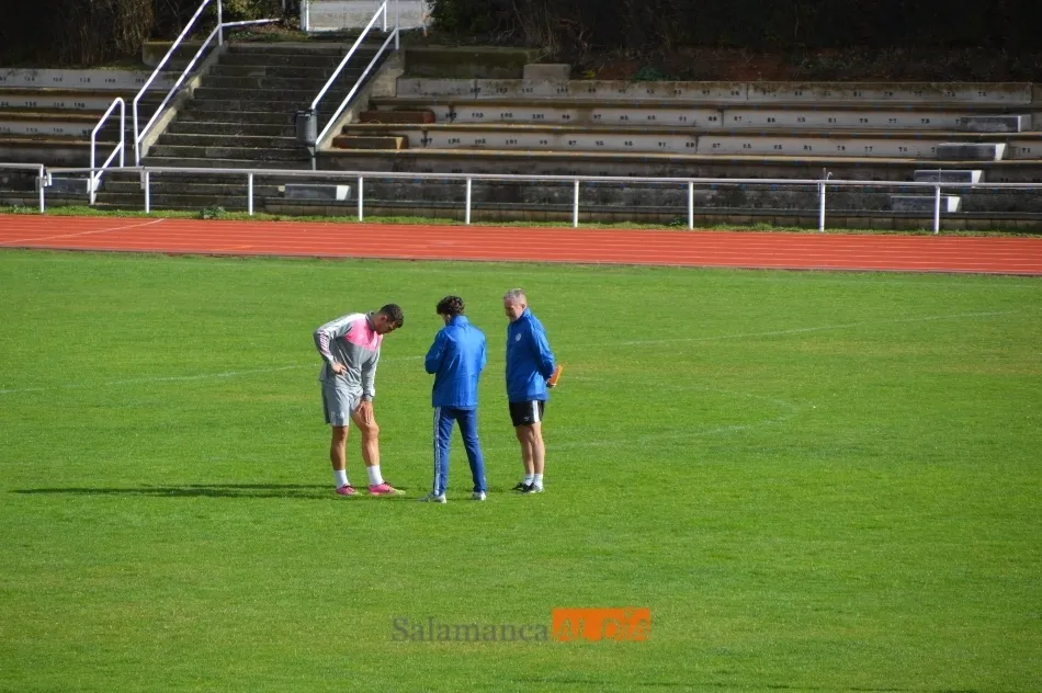 Uxío da Pena le muestra a Carlos María y Miguel el lugar de su pierna izquierda en el que sintió un problema / Carlos Cuervo