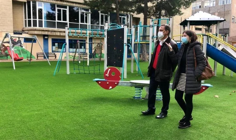 El alcalde de Salamanca, Carlos García Carbayo, y la concejal de Medio Ambiente, Myriam Rodríguez, en el reformado parque infantil de la Alamedilla