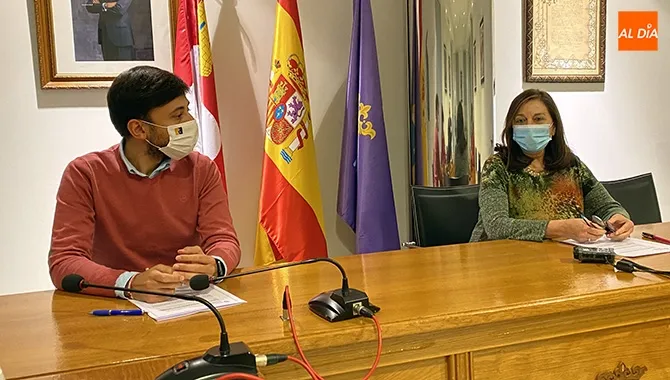 La alcaldesa de Peñaranda, Carmen Ávila, junto al primer teniente de alcalde, Francisco Díaz, anunciaban la aprobación de la Junta para las ayudas covid municipales