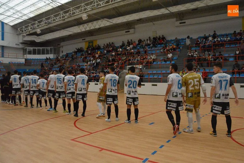 Los jugadores del Salamanca FS Unionistas, al inicio de un partido de la campaña pasada