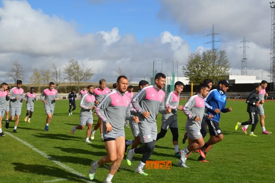 La plantilla del Salamanca UDS trota por el césped de Las Pistas