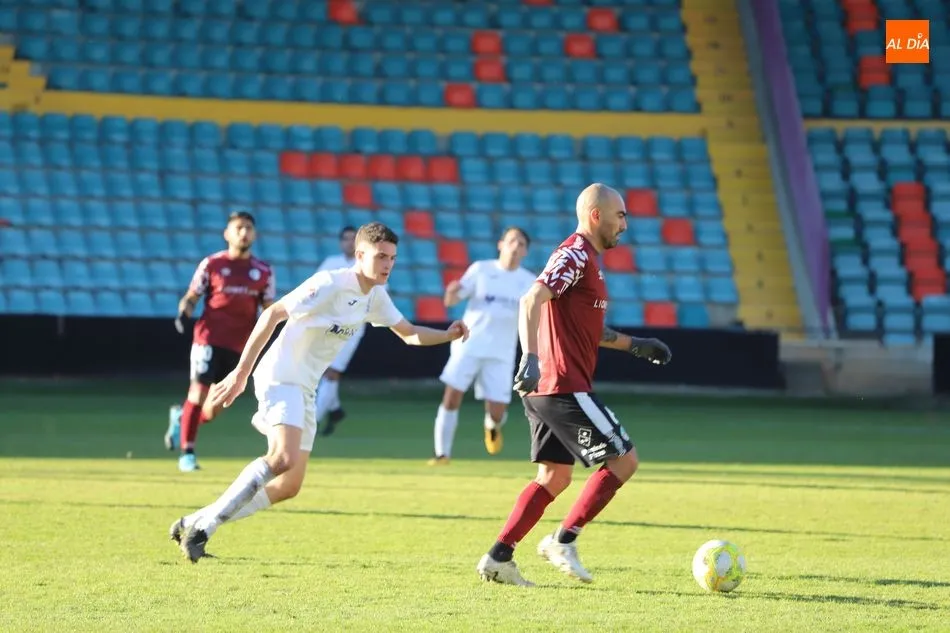 Jehu, actual entrenador del Ribert, en un partido ante los suyos con la camiseta del Salamanca UDS
