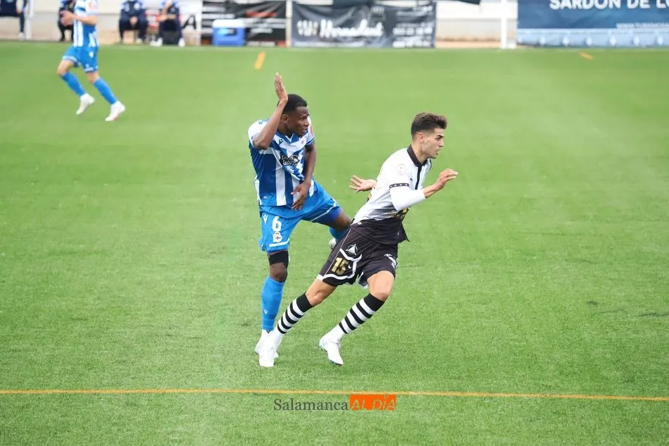 Diego Hernández, ante Uche Agbo, jugador del Dépor