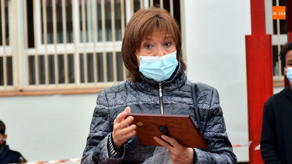 Maite Martín recibió una placa con motivo de su jubilación / E. Corredera