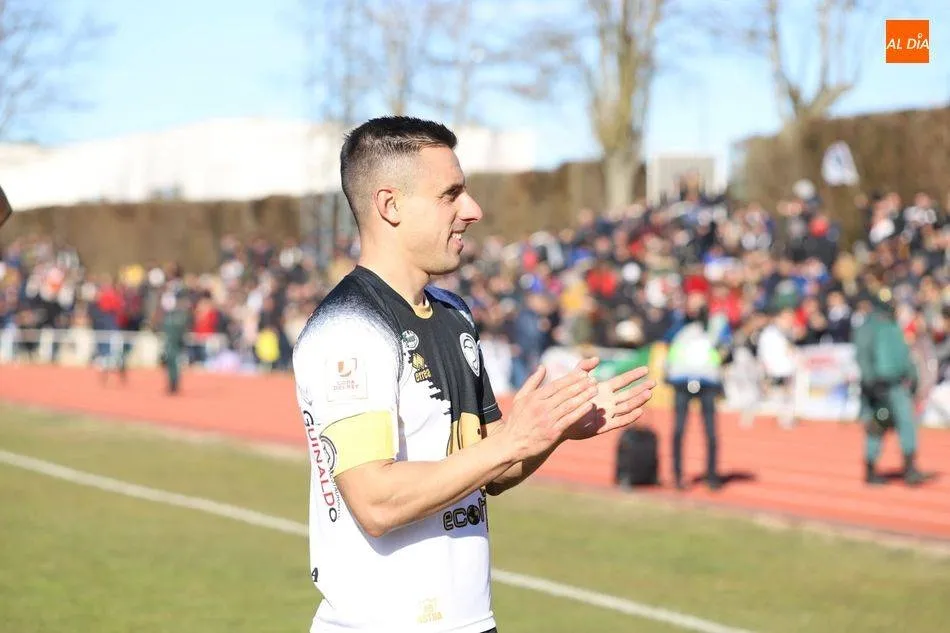 Piojo saluda a la afición de Unionistas tras un partido