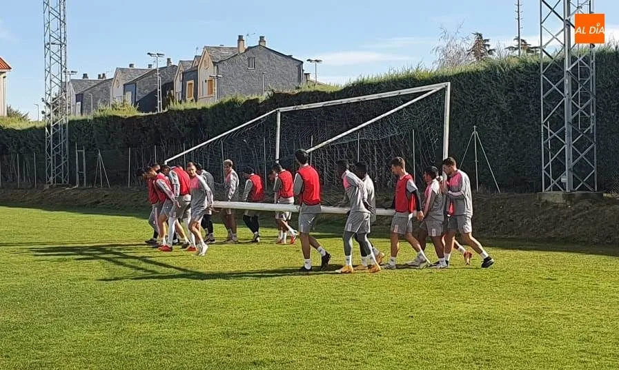 La plantilla del Salamanca UDS preparando el Anexo para el entrenamiento de este miércoles