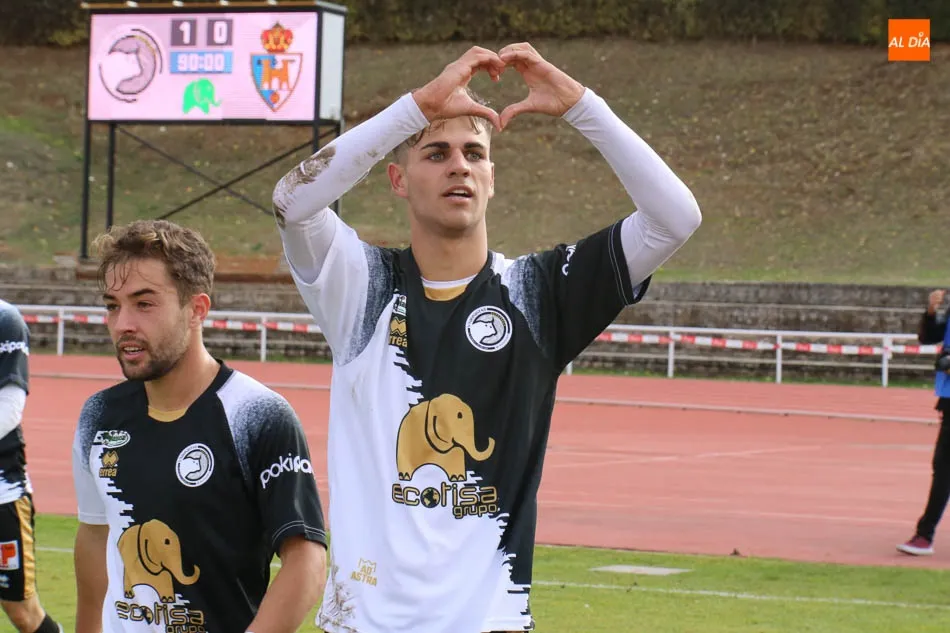 Diego Hernández, hace justo dos años, celebra su penúltimo gol con Unionistas al marcarle a la Ponferradina