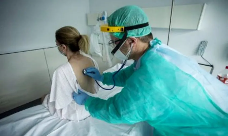 La actividad asistencial relacionada con el coronavirus sigue siendo intensa en los hospitales y centros de salud. Foto archivo EP
