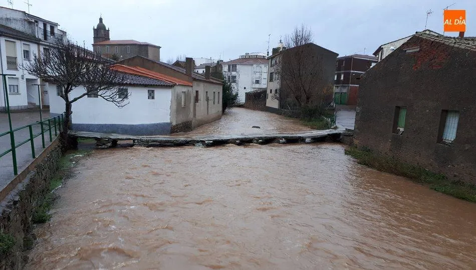 Arroyo Froya a su paso por Lumbrales en plena crecida / ARCHIVO