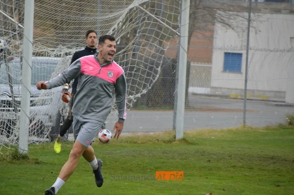 Uxío celebra con rabia un gol suyo en el entrenamiento frente a la atenta mirada de Javi Jiménez / Carlos Cuervo