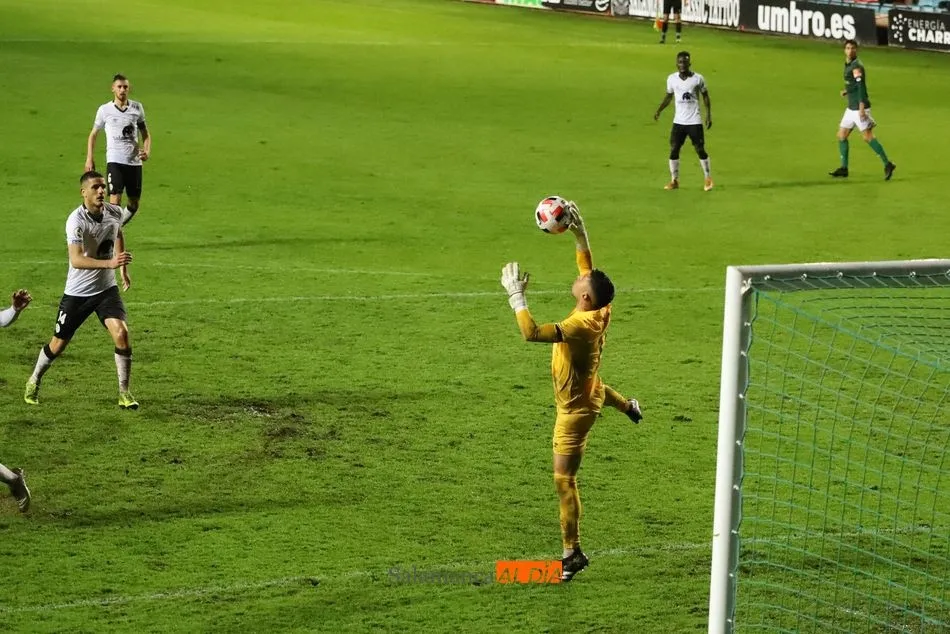 Barbero realiza una estética parada en el partido con el Ferrol