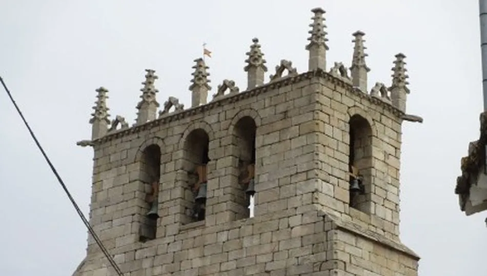 En su parte superior tiene siete arcos con una bella crestería jalonada de una docena de pináculos con pomas, así como gárgolas en las esquinas