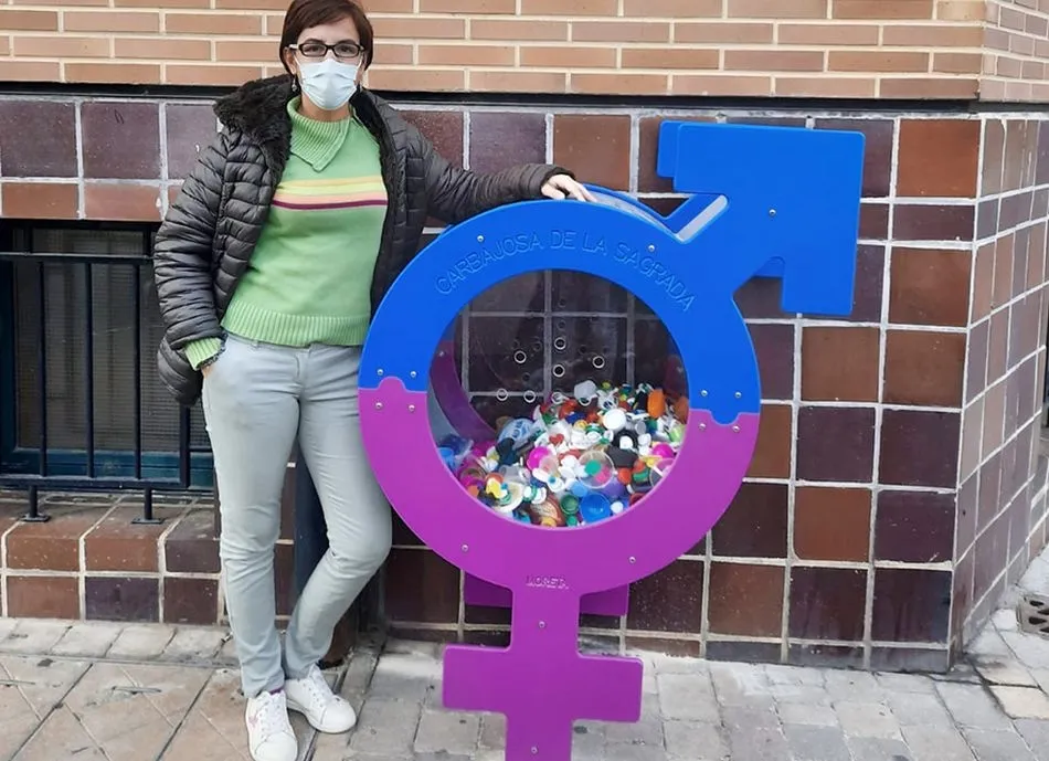 Contenedor para el reciclaje de tapones con fines solidarios y para concienciar sobre la igualdad