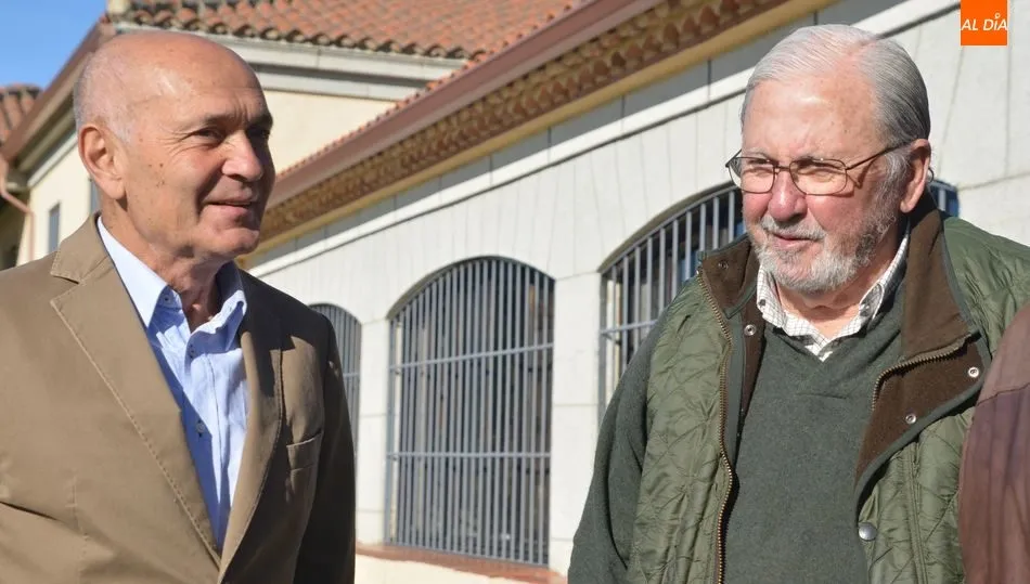 Iturmendi (d) junto a Juan Delibes (i) en el I Foro de la Caza en Salamanca