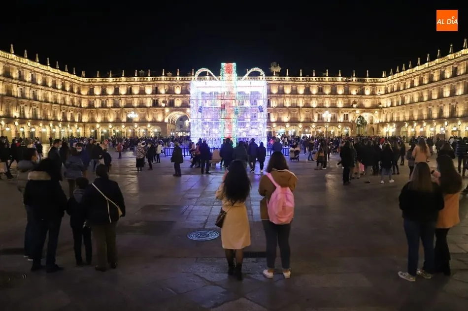 Encendido de la iluminación navideña, con el regalo de la Plaza Mayor como gran reclamo. Foto: Lydia González