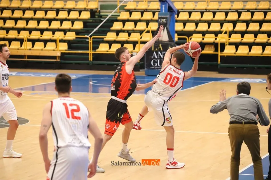 Un intento de robo de balón, durante un partido del CB Tormes