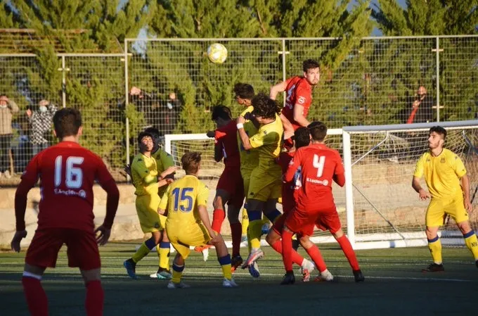 Una acción a balón parado del choque / UD Santa Marta