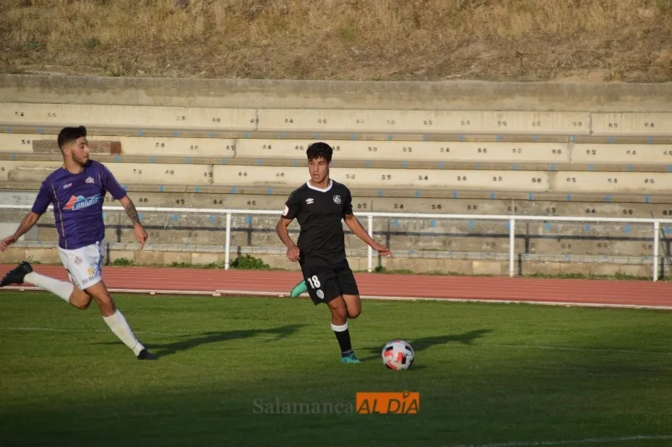 El salmantino Elías, habitual en los entrenamientos del primer equipo, con el filial blanquinegro