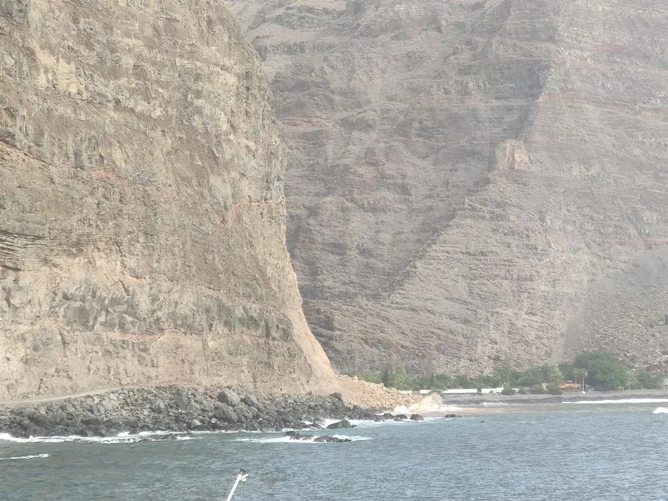 Cortan la carretera entre Vueltas y Argagas tras un fuerte desprendimiento - AV. DE PROTECCIÓN CIVIL DE LA GOMERA