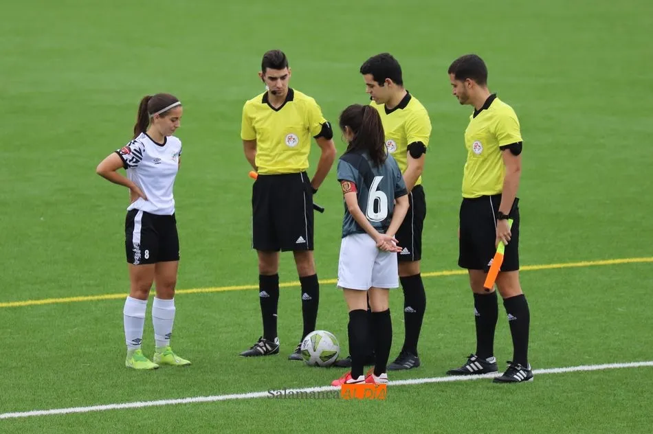 Lauris, durante el sorteo de campos entre capitanas / Lydia González