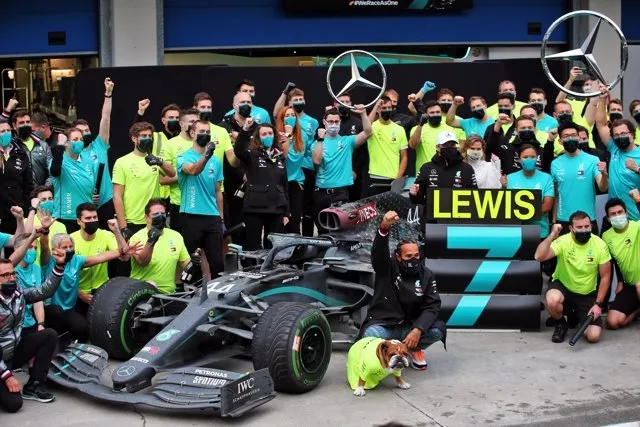 Hamilton, con el resto del equipo Mercedes, celebra su séptimo Mundial de F1 / EP