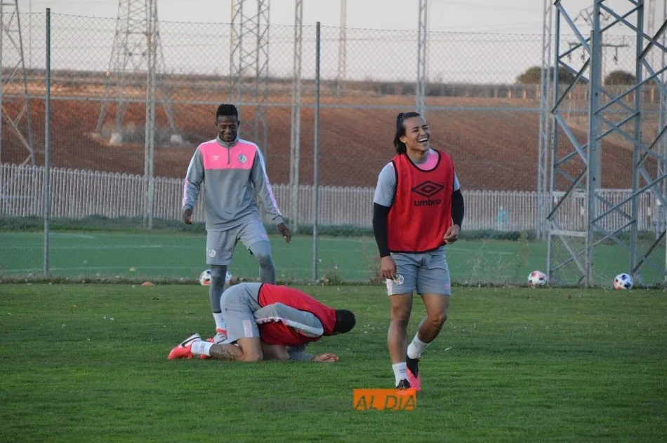 Monárrez y Arroyo se ríen tras un golpe de Puma Chávez en su zona noble / Carlos Cuervo