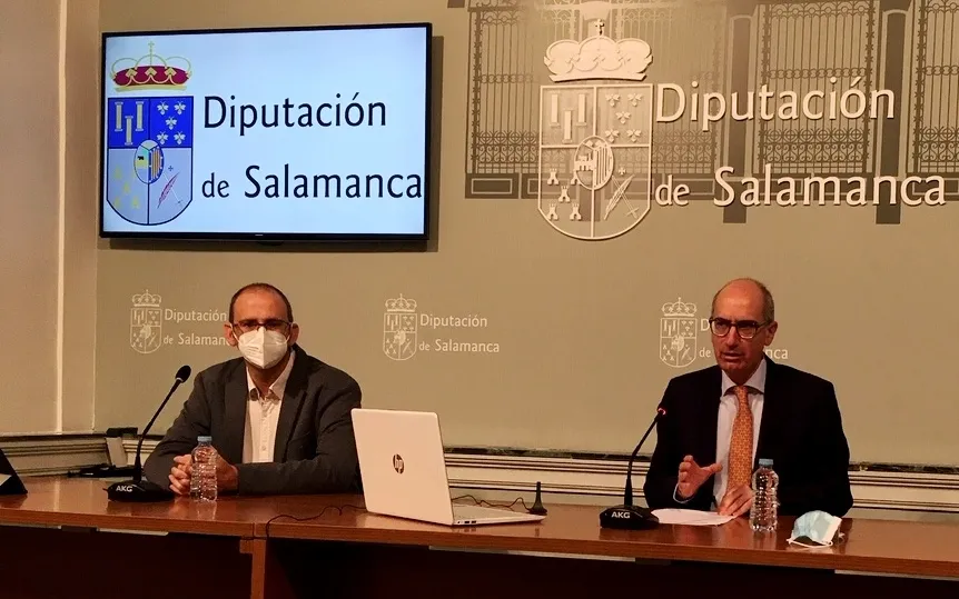 El presidente de la Diputación de Salamanca, Javier Iglesias, acompañado del diputado de Economía, Antonio Luis Sánchez