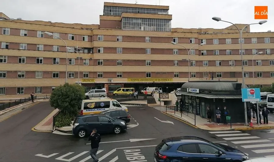 Fachada principal del Hospital Clínico Universitario. Foto de archivo
