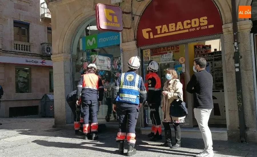 Intervención de los bomberos municipales en la calle Zamora. Foto de Lydia González