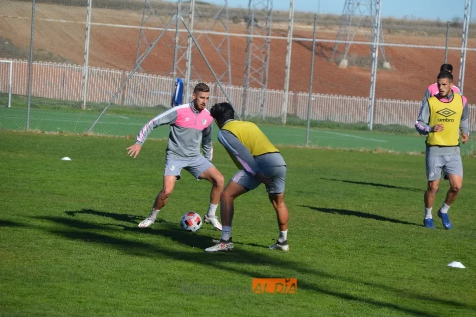 Sergio Molina intenta regatear a Sepúlveda y DeLorenzi observa la acción / Carlos Cuervo