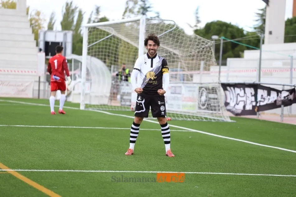 Javi Navas celebra un gol en el Reina Sofía