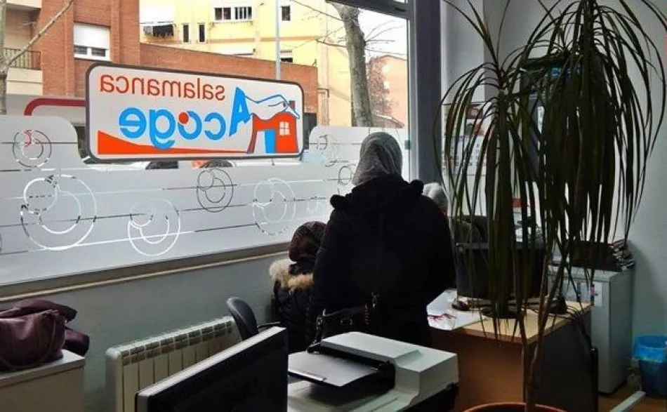 La asociación Salamanca Acoge realiza una labor de apoyo e información desde su sede en el barrio de Garrido