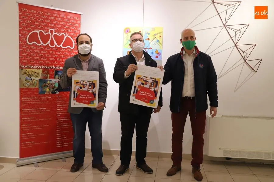 Inauguración de esta muestra en el Espacio Joven con el concejal de Juventud, Daniel Llanos, y el presidente de la Fundación AVIVA, Miguel Ángel Benito. Foto de Lydia González