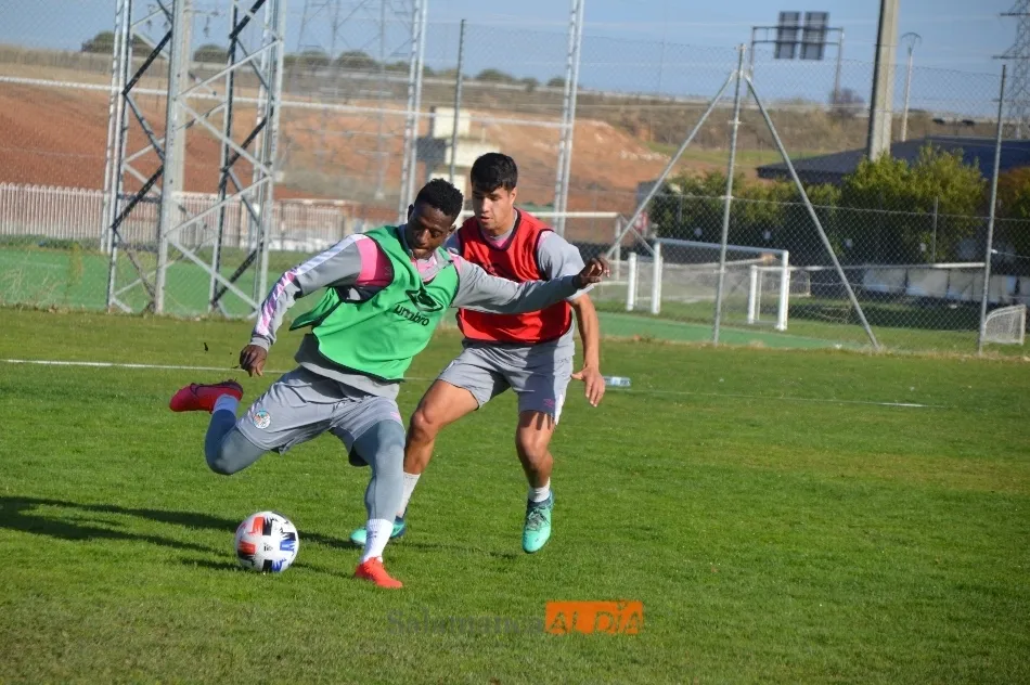 Anderson Arroyo pelea con Elías por un balón / Carlos Cuervo