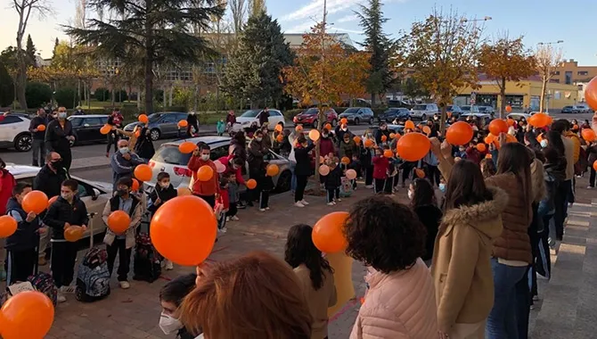 Familias y la comunidad educativa del colegio La Encarnación se han manifestado contra la Ley Celaá