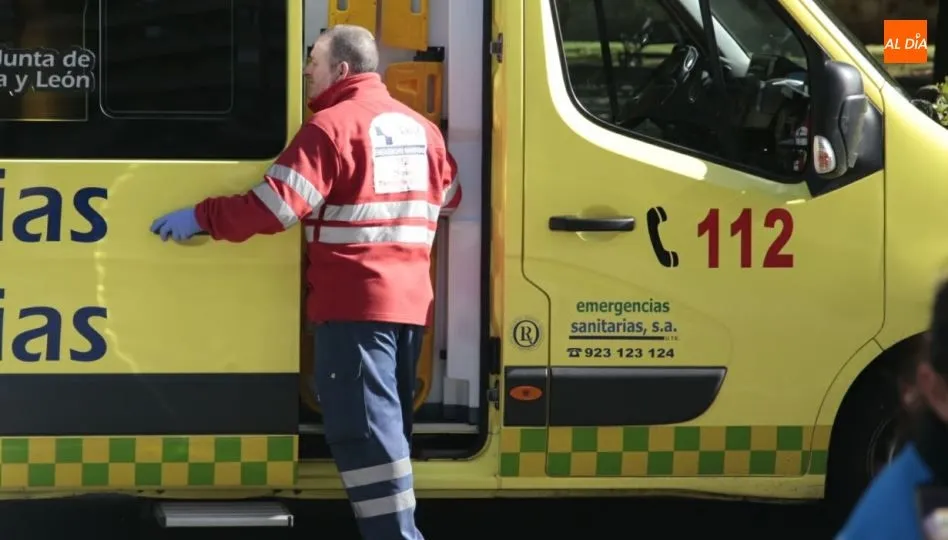 Sanitario junto a una ambulancia del Servicio de Emergencias 112. Foto de archivo
