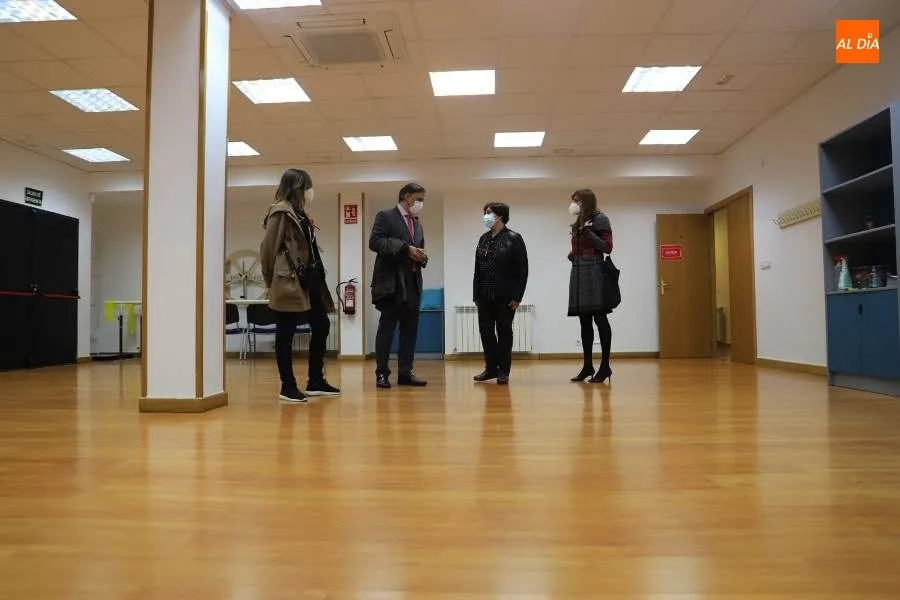 El alcalde de Salamanca, Carlos García Carbayo, visita la reforma en la antigua Casa de las Asociaciones. Foto de Lydia González