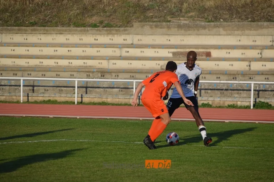 Oumar Camara intenta marcharse de un rival