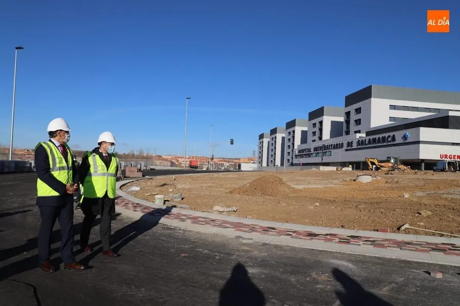 El alcalde de Salamanca, Carlos García Carbayo, visita las obras de la nueva glorieta del Paseo de San Vicente. Foto de Lydia González