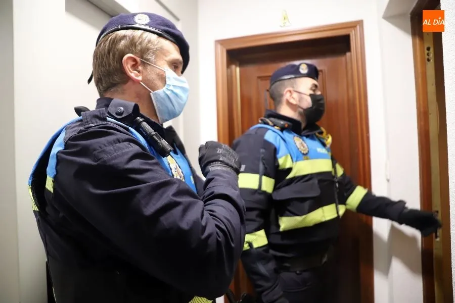 Agentes de la Policía Local en una de las inspecciones de un noche anterior. Foto de Lydia González