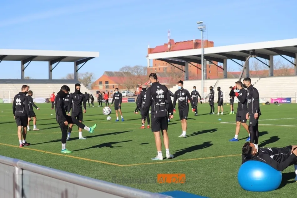 La plantilla de Unionistas trabaja sobre el césped del Reina Sofía / Lydia González